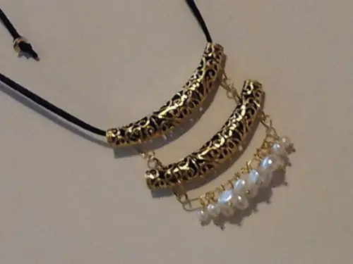 Colar Chocker Dourado e Pérolas Naturais