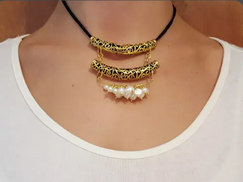 Colar Chocker Dourado e Pérolas Naturais