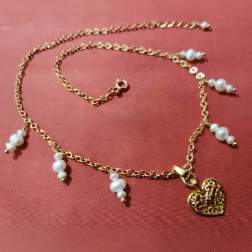Colar Choker Banhado com Pérolas Naturais e Pingente Coração