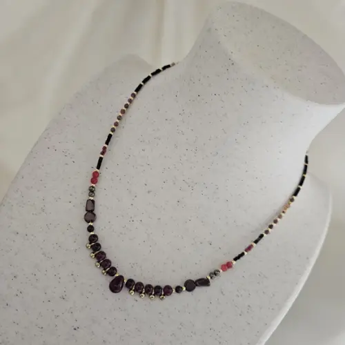 Colar Choker com Pedras Granada e Cristal Rubi