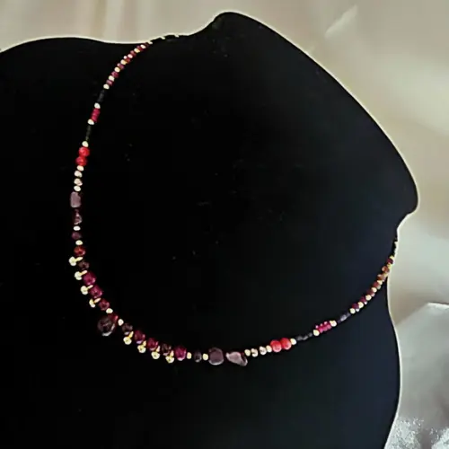 Colar Choker com Pedras Granada e Cristal Rubi