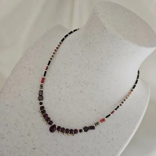 Colar Choker com Pedras Granada e Cristal Rubi