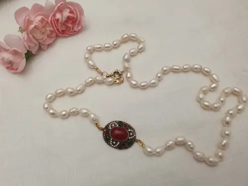 Colar Clássico de Pérolas com Entremeio Lateral
