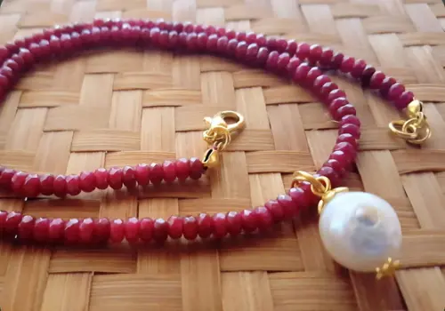 Colar com Jade Rubi Natural e Pingente de Pérola Barroca