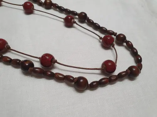 Colar com Pedras de Porcelana e Madeira