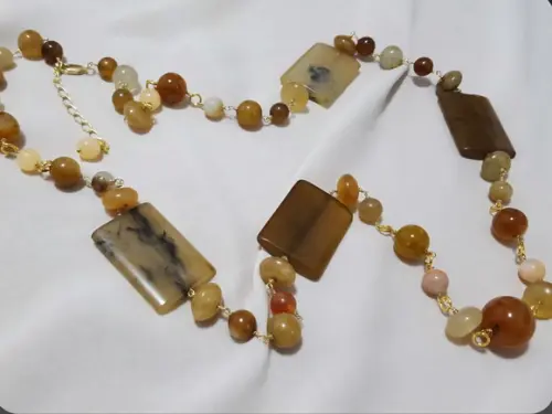 Colar com Pedras Naturais Ágata em Tons Caramelo