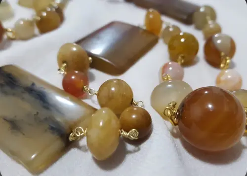 Colar com Pedras Naturais Ágata em Tons Caramelo
