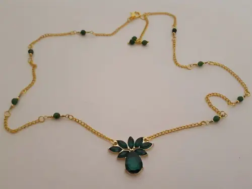 Colar com Pedras Naturais Jade e Cristais na Cor Verde