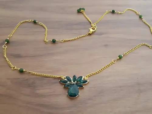 Colar com Pedras Naturais Jade e Cristais na Cor Verde