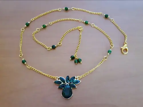 Colar com Pedras Naturais Jade e Cristais na Cor Verde