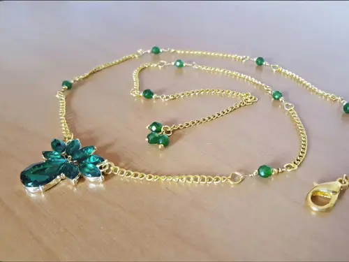 Colar com Pedras Naturais Jade e Cristais na Cor Verde