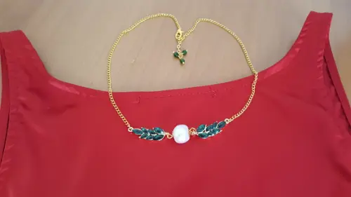 Colar com Pérola Natural e Cristal Verde Esmeralda