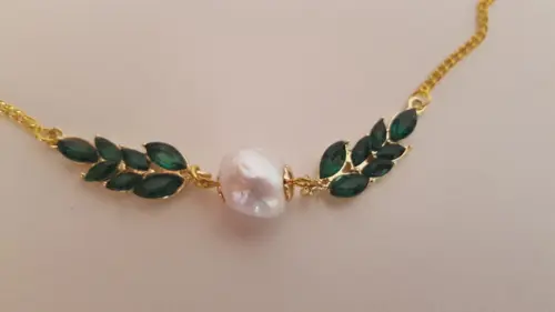 Colar com Pérola Natural e Cristal Verde Esmeralda