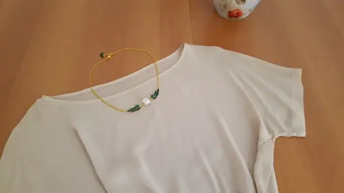 Colar com Pérola Natural e Cristal Verde Esmeralda