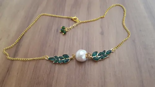 Colar com Pérola Natural e Cristal Verde Esmeralda