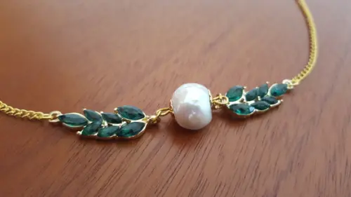 Colar com Pérola Natural e Cristal Verde Esmeralda