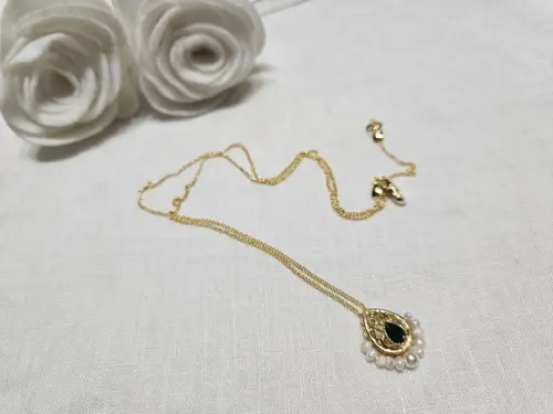 Colar com Pingente de Cristal Esmeralda e Pérolas