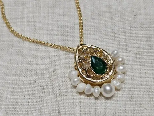 Colar com Pingente de Cristal Esmeralda e Pérolas