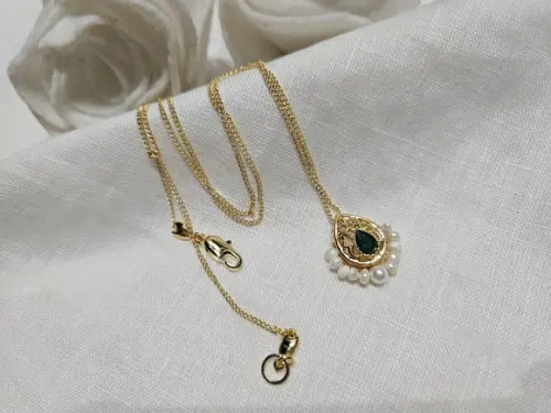 Colar com Pingente de Cristal Esmeralda e Pérolas