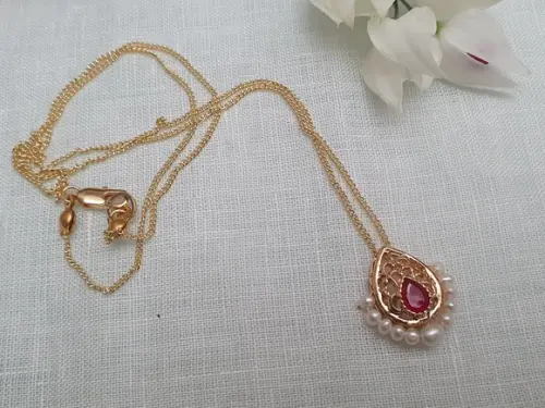 Colar Com Pingente De Cristal Rubi E Pérolas