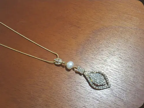 Colar Corrente com Mini Cristais e Pérola Natural
