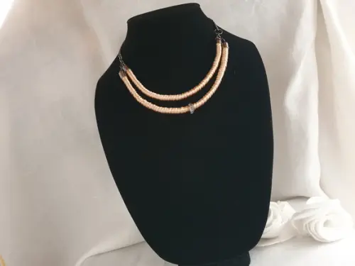 Colar de Corda com Fio de Seda Dourado e Entremeio Grafite