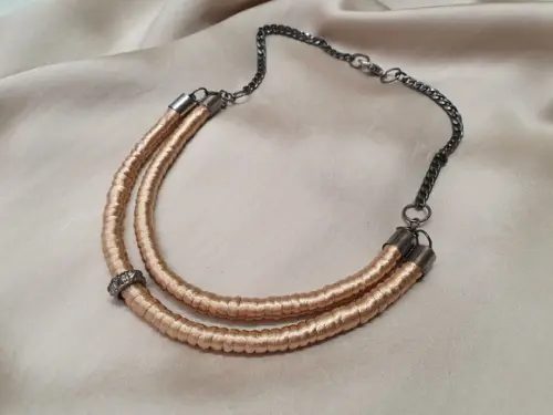Colar de Corda com Fio de Seda Dourado e Entremeio Grafite
