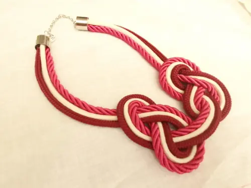 Colar de Corda Crú Vinho e Rosa