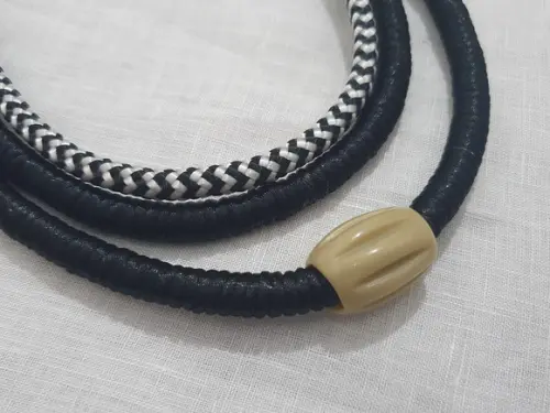 Colar De Corda E Cetim Preto