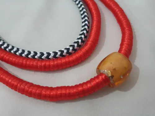 Colar de Corda e Cetim Vermelho