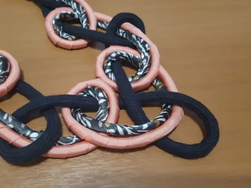 Colar de Corda e Cetim Rosa