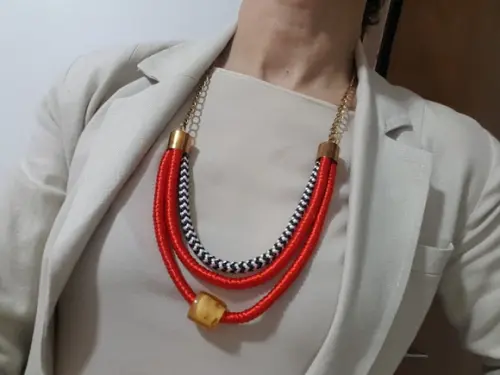 Colar de Corda e Cetim Vermelho