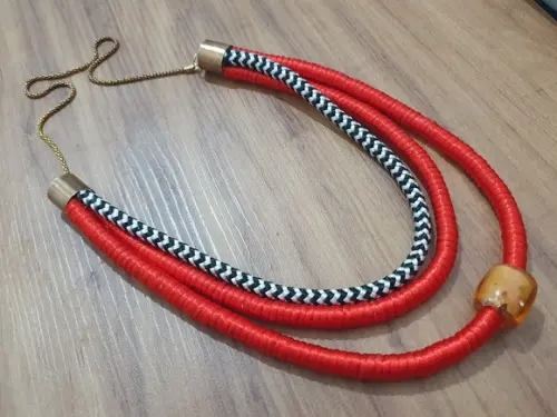 Colar de Corda e Cetim Vermelho