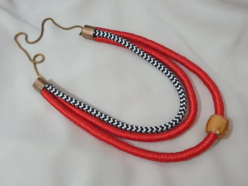 Colar de Corda e Cetim Vermelho