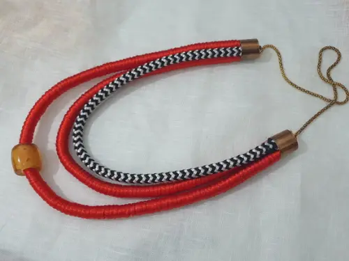 Colar de Corda e Cetim Vermelho
