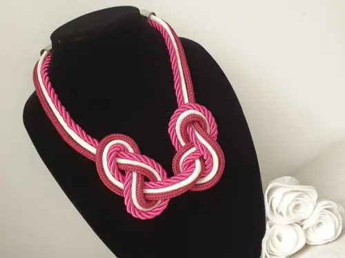Colar de Corda Crú Vinho e Rosa