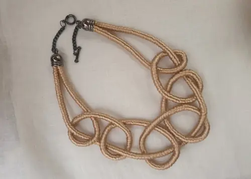Colar de Corda Encapado com Fio de Seda Dourado