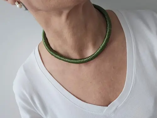 Colar de Corda Encapado com Fio de Seda Verde Militar