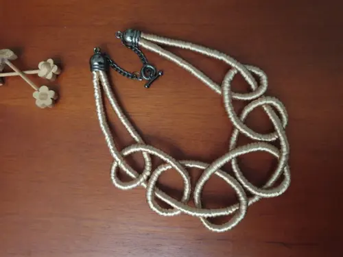 Colar de Corda Encapado com Fio de Seda Dourado