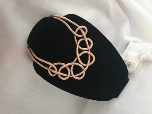 Colar de Corda Encapado com Fio de Seda Dourado