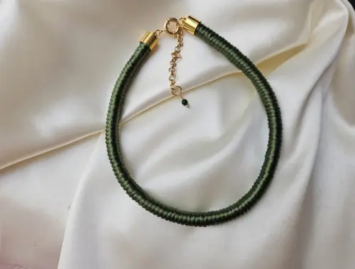 Colar de Corda Encapado com Fio de Seda Verde Militar