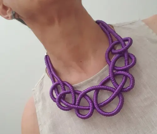 Colar de Corda Encapado de Fios de Seda Violeta