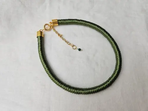 Colar de Corda Encapado com Fio de Seda Verde Militar