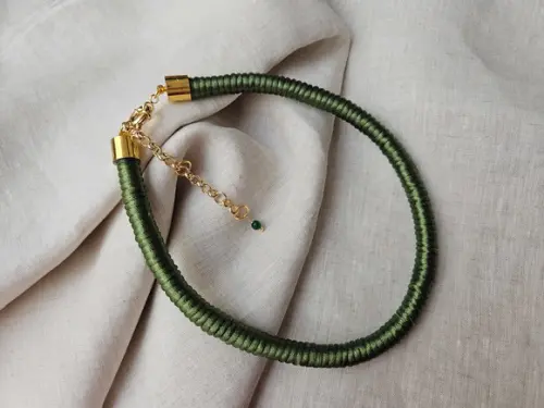 Colar de Corda Encapado com Fio de Seda Verde Militar