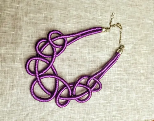 Colar de Corda Encapado de Fios de Seda Violeta