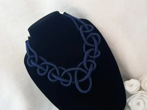 Colar de Corda Encapado de Seda Azul Marinho