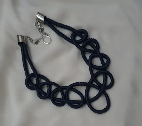 Colar de Corda Encapado de Seda Azul Marinho