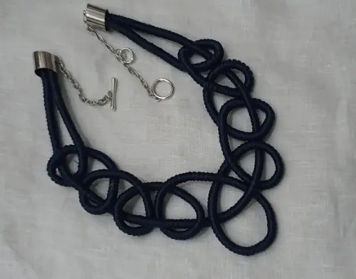 Colar de Corda Encapado de Seda Azul Marinho