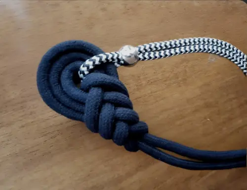 Colar de Corda Náutica Listrada e Cordão Preto