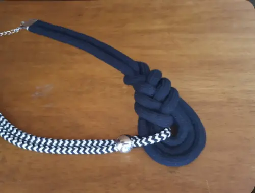 Colar de Corda Náutica Listrada e Cordão Preto